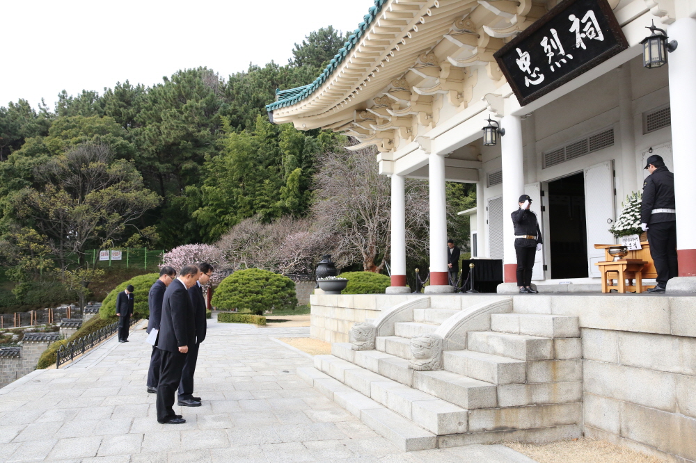 Visit to Chungyeolsa Shrine